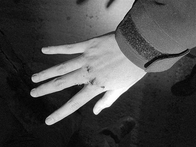 18岁男为情所伤欲轻生，雾峰派出所2位员警，及时抓住他的双手及衣服，但少男仍极力挣脱，也造成员警手部擦挫伤，所幸最后成功挽救一条生命。（雾峰分局提供／黄国峰台中传真）