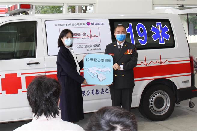 新北市民郭明琪女士（左）捐赠3台「12导程心电图机」，新竹县消防局长孙福佑（右）代表 接受。（新竹县消防局提供／罗浚滨新竹传真）