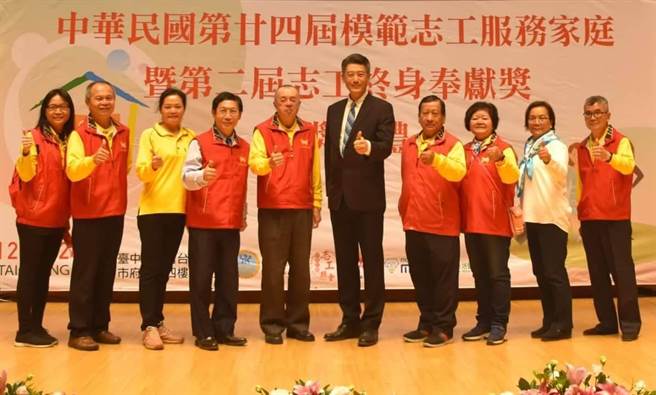 这两年受新冠肺炎疫情威胁，许多志工伙伴在强化自身防护，牺牲与家人相处时间，仍全心全力投入志愿服务工作。（中华民国志工总会提供／卢金足台中传真）