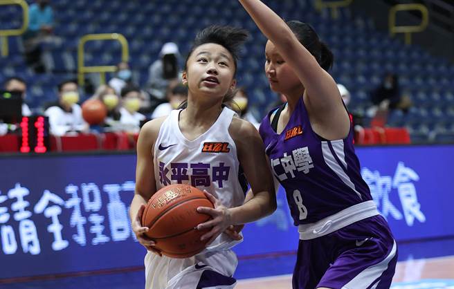 永平高中李玟萱（左）在HBL女子組預賽外卡賽首戰表現出色。（高中體總提供）