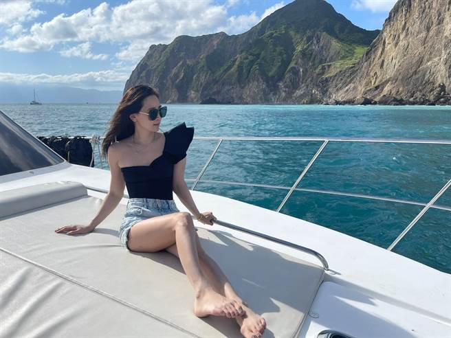 名媛李晶晶帶著女兒出國參加「帛琉泡泡旅遊團」，辣秀好身材。（圖／截取自臉書）