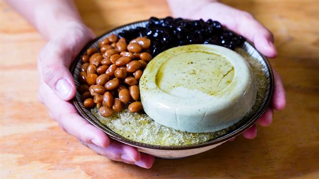 来自三峡的一碗豆腐冰，串起地方创生传承的力量。(图/信义房屋提供)