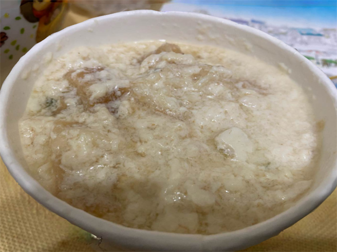 網友PO出一碗激似「嘔吐物」的半凝固白色物體，老饕一看直喊：「神級美食」。(圖/截自臉書爆廢公社)