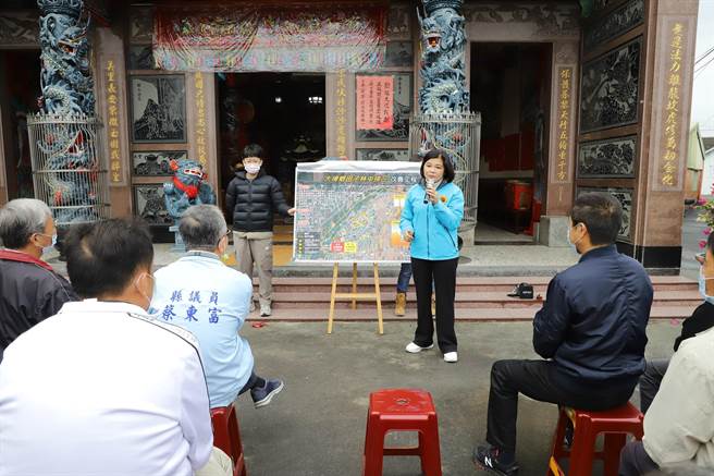 雲林縣長張麗善（前右）關心道路與排水問題，前往西螺鎮、大埤鄉會勘說明。（張朝欣攝）