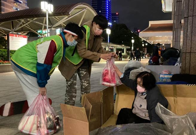 弘爺漢堡泰山公益店店長邀請培力園青少年參與百份漢堡製作，並由少年們親自將暖心餐點送給長年生活於北車街頭的無家者們。(培力園提供／戴上容新北傳真）