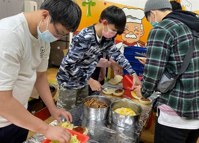 弘爺漢堡泰山公益店店長邀請培力園青少年參與百份漢堡製作，並由少年們親自將暖心餐點送給長年生活於北車街頭的無家者們。(培力園提供／戴上容新北傳真）