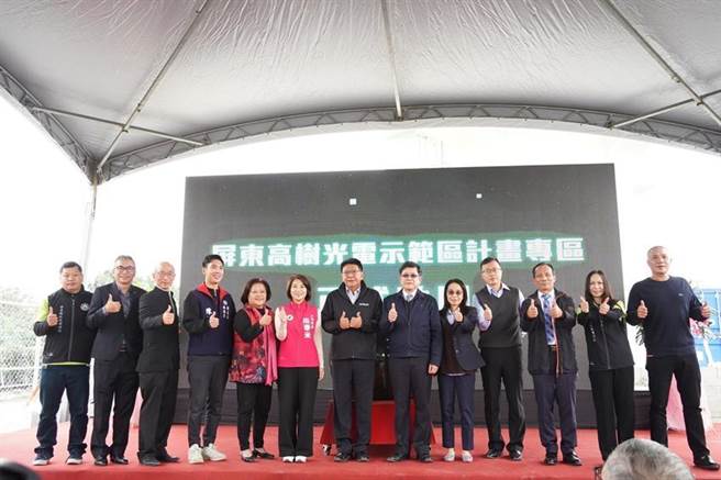 （全台首座砂石回填地轉型設置光電的「高樹光電示範區」27日舉行啟用儀式，邀請屏東縣長潘孟安(右七)、台電董事長楊偉甫等人參加。圖／屏東縣政府提供）