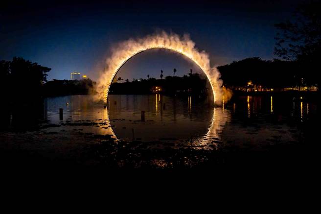 台湾灯会明年将在高雄登场，其中卫武营首件国际作品「Arc Zero Eclipse 弧 零：月食」，令人美不胜收。（高市观光局提供／柯宗纬高雄传真）