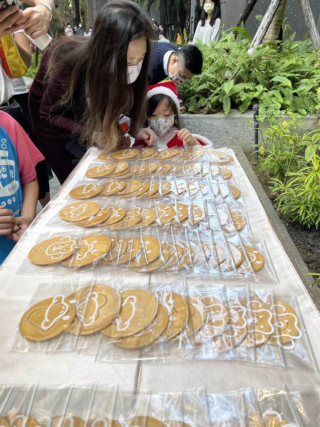 「三发晶沙」则送300只烤鸡、邀民眾玩椪糖，欢度圣诞。（柯宗纬翻摄）