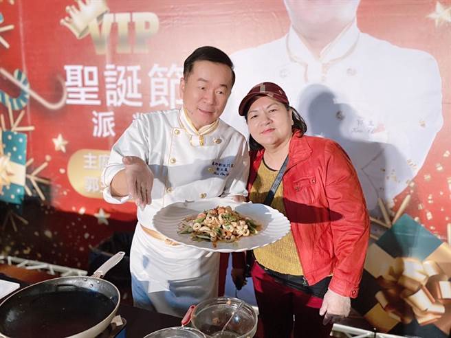 顶诚御丰景则邀请「古锥师」郭主义边唱歌边做圣诞大餐与住户同乐。（柯宗纬翻摄）