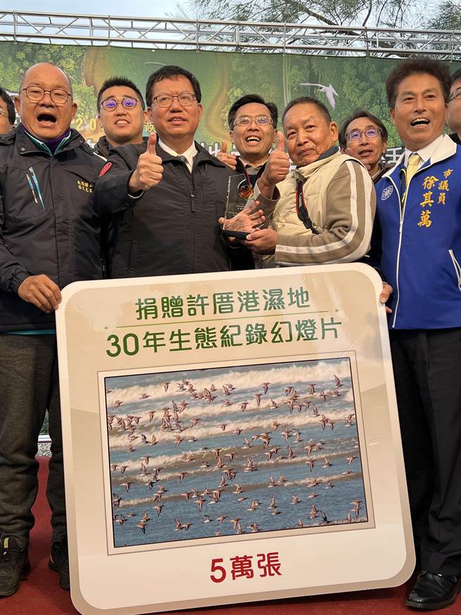 73岁曾义和曾任青溪国中生物老师，蹲点拍摄纪录许厝港溼地野鸟30年，27日无偿捐赠5万张生态幻灯片给桃市府数位典藏推广环境教育。（蔡依珍摄）