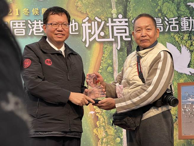 73岁曾义和曾任青溪国中生物老师，蹲点拍摄纪录许厝港溼地野鸟30年，27日无偿捐赠5万张生态幻灯片给桃市府数位典藏推广环境教育。（蔡依珍摄）