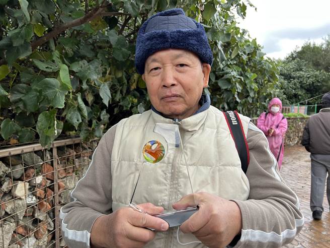 73岁曾义和曾任青溪国中生物老师，蹲点拍摄纪录许厝港溼地野鸟30年，27日无偿捐赠5万张生态幻灯片给桃市府数位典藏推广环境教育。（蔡依珍摄）