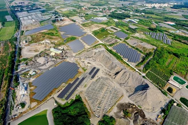 屏东高树乡有多笔国有地遭盗採砂石形成「大峡谷」奇景，而今成了「高树光电示范区」为全台首座盗採砂石回填地转型成功的光电用地。（屏县府提供／谢佳潾屏东传真）