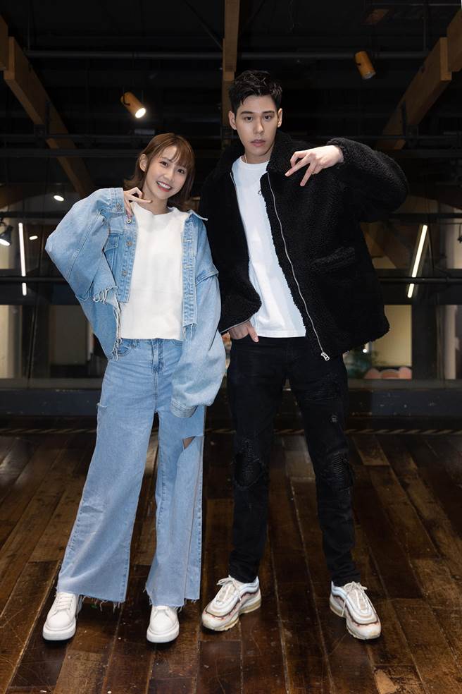 周予天（右）日前举办签书会，粿粿到场力挺。（星空飞腾提供）