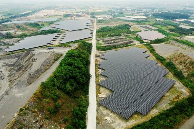 屏东高树乡有多笔国有地遭盗採砂石形成「大峡谷」奇景，而今成了「高树光电示范区」为全台首座盗採砂石回填地转型成功的光电用地。（屏县府提供／谢佳潾屏东传真）