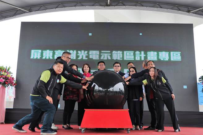 「高树光电示范区」27日举行启用仪式，屏东县长潘孟安（中）指出，这块曾被伤害的土地，渐蜕变成洁净、低碳的绿能示范区。（谢佳潾摄）