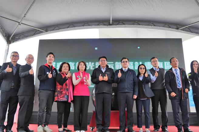 「高树光电示范区」27日举行启用仪式，屏东县长潘孟安（中）指出，这块曾被伤害的土地，渐蜕变成洁净、低碳的绿能示范区。（谢佳潾摄）