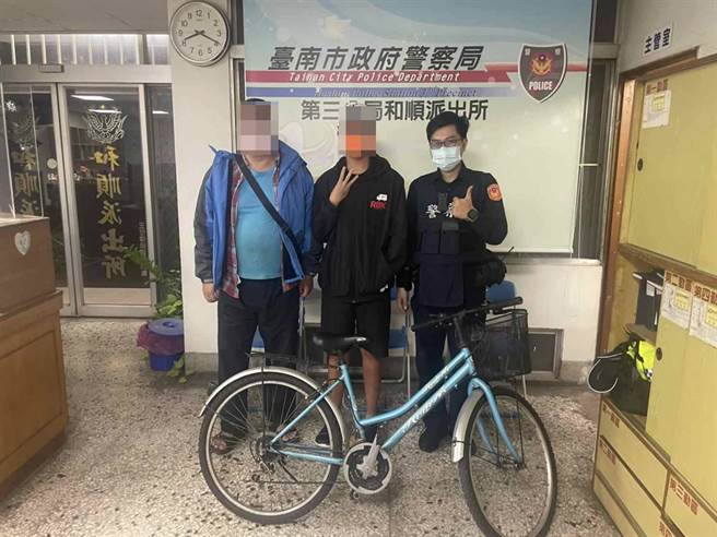 台南某明星高中杨姓学生（中）于国中毕业的「市长奖」脚踏车失窃后，市警三分局花了2周的时间寻回，让他非常开心。（读者提供／洪荣志台南传真）