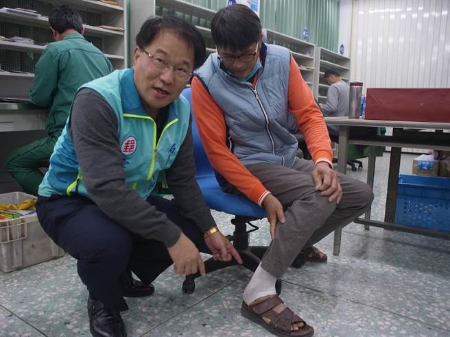 雲林縣褒忠鄉郵差曾振旺（右）遭比特犬咬傷，傳授防犬神器竟是「網球拍」。（張朝欣攝）