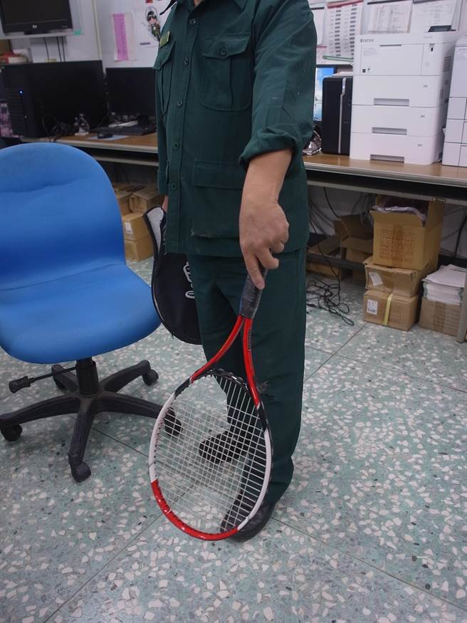 雲林縣褒忠鄉郵差曾振旺遭比特犬咬傷，傳授防犬神器竟是「網球拍」。（張朝欣攝）