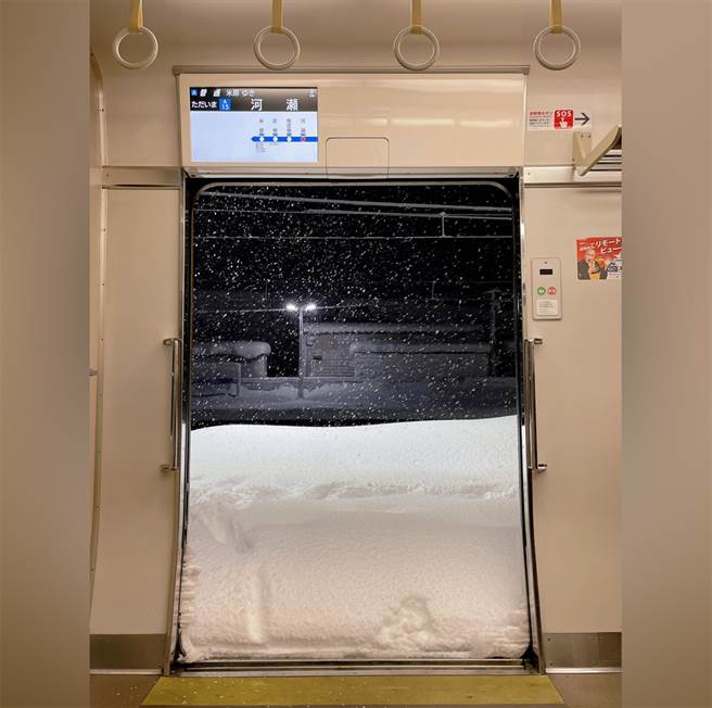 日本民眾拍下JR电车车门打开的壮观雪景，画面震撼无数网友。（图片翻摄自twitter／@Asinkaisoku）
