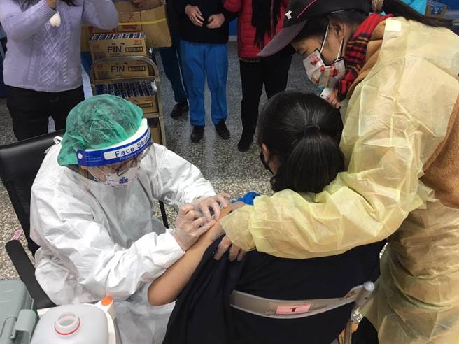 金门学生接种第2剂BNT，金门农工开打第1针。（金门县府提供）