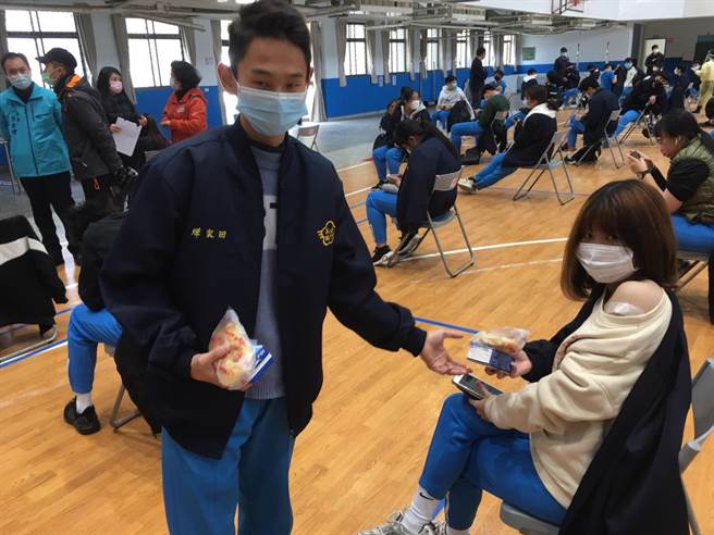 金门县府补助施打疫苗学生补给品。（金门县府提供）
