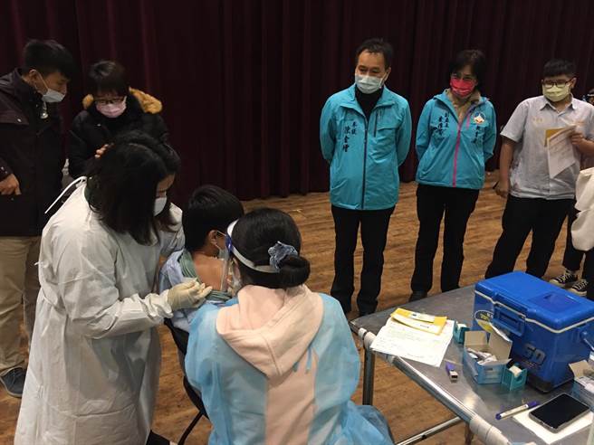 陈金增参议与黄雅芬代理处长至金城国中关心学生接种疫苗。（金门县府提供）