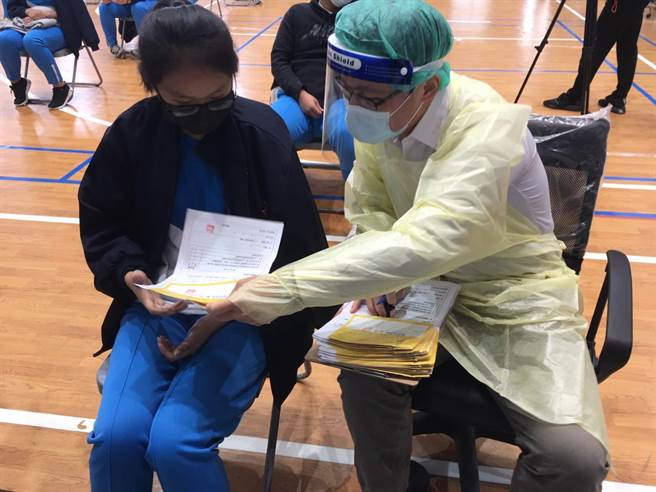 医师在接种疫苗前，询诊学生健康状况。（金门县府提供）