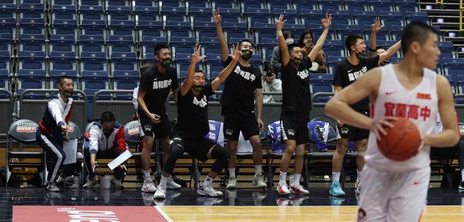 錦和在外卡賽首戰擊退宜中，全隊相當開心8強還有機會。（高中體總提供）