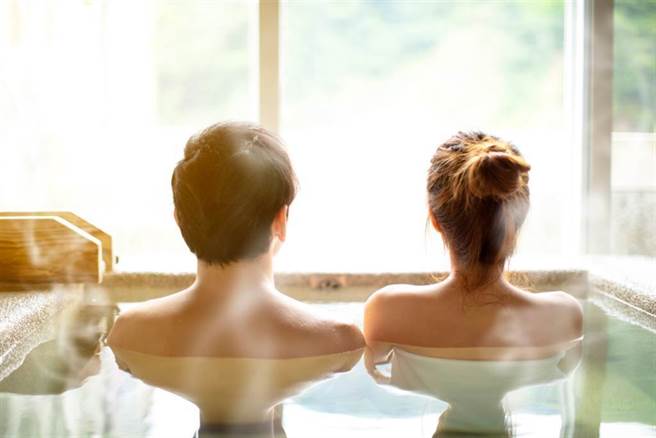 在台灣有許多人不敢泡「裸湯」，有過來人透露裸湯最大好處，直呼「爽爆」。示意圖非當事人。(達志影像)