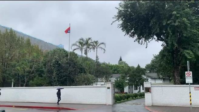 民眾今（27）日發現「台美事務委員會」旗桿上的中華民國國旗被倒掛。(圖/讀者提供)