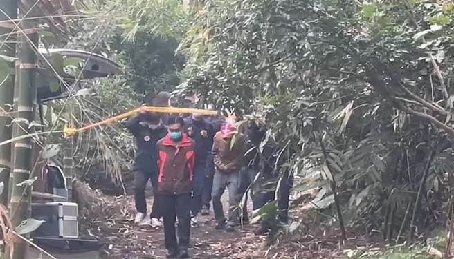 林婦半裸陳屍嘉義竹崎一處檳榔園，警方逮捕林嫌到現場模擬犯行。（讀者提供）
