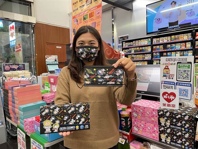 莱尔富推出QMI年度限温感变色防护口罩（非医疗口罩）。（莱尔富提供）