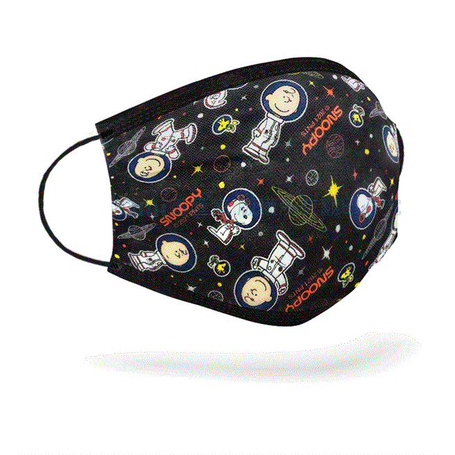 Snoopy温感变色防护口罩变色。（莱尔富提供）