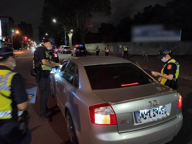 陈其迈座车11月被酒驾仔撞，左营分局证实并强调依法侦办。（图为警方加强夜间酒测勤务／报系资料照）