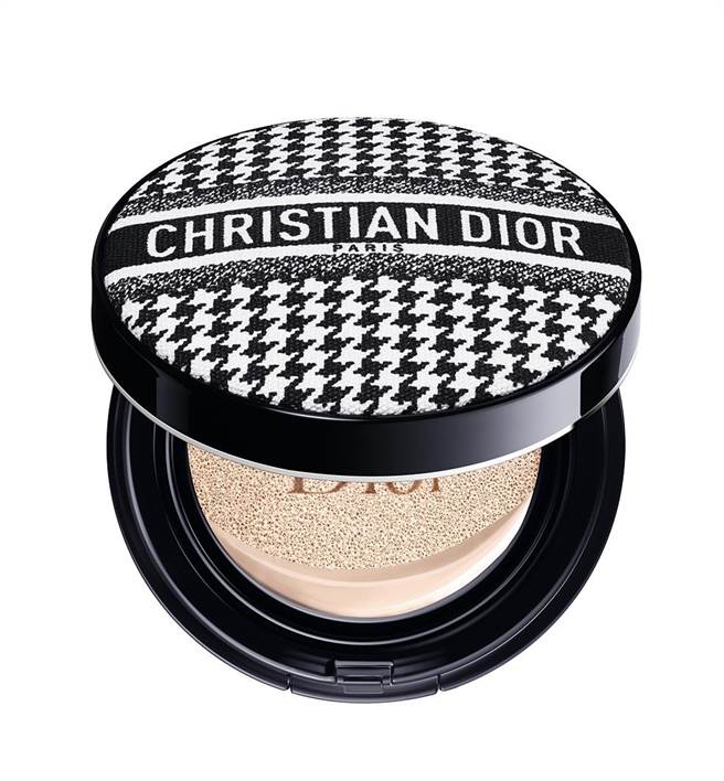 迪奧超完美氣墊粉餅經典NEW LOOK16g ＃0N，2600元。（迪奧提供）