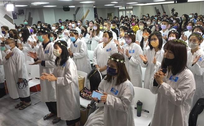 台北市士林靈糧堂，26日在士林會所為53名成人教友舉行受洗儀式，這是疫情爆發以來首度集體受洗。（黃子明攝）