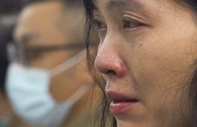 完成受洗的女性教友在儀式最後淚流滿面。（黃子明攝）