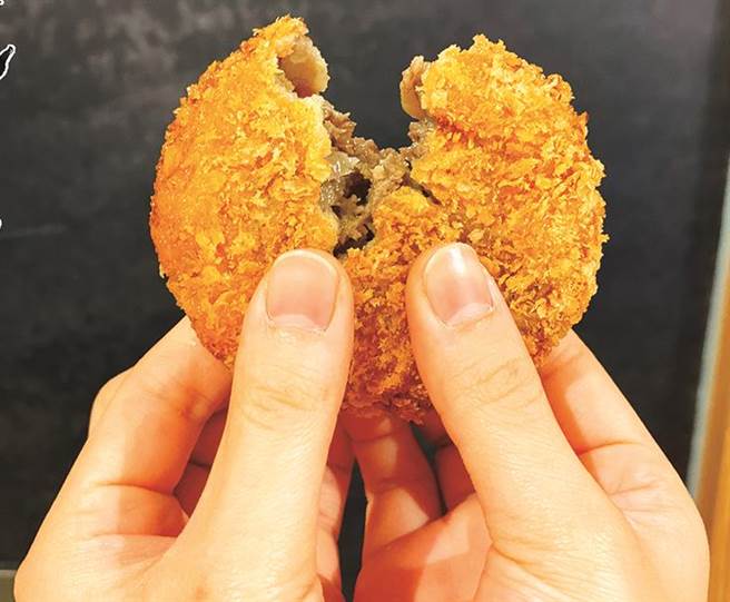 日本展淺草炸肉餅80元。(台茂提供／蔡依珍桃園傳真)