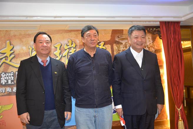 退輔會副主委李文忠（右），蔣經國晚年對台有3件大功勞。退輔會提供