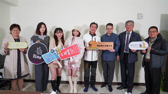 新北副市长刘和然特地于今（27日）前往访视进驻团队，并赠牌「青创浮洲」，盼能鼓励青创团队在新北创业。（经发局提供）