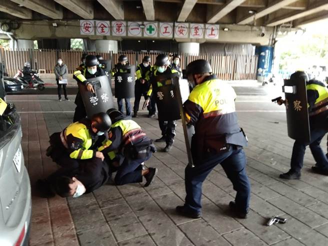 新北市永和警分局今（27日）與國泰世華銀行永和分行舉行110年度攔截圍捕暨特警隊實警演練。（永和警分局提供）