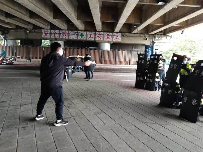 新北市永和警分局今（27日）與國泰世華銀行永和分行舉行110年度攔截圍捕暨特警隊實警演練。（永和警分局提供）