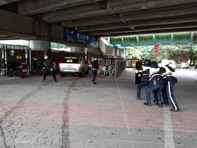 新北市永和警分局今（27日）與國泰世華銀行永和分行舉行110年度攔截圍捕暨特警隊實警演練。（永和警分局提供）