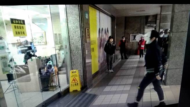 新北市永和警分局今（27日）與國泰世華銀行永和分行舉行110年度攔截圍捕暨特警隊實警演練。（永和警分局提供）