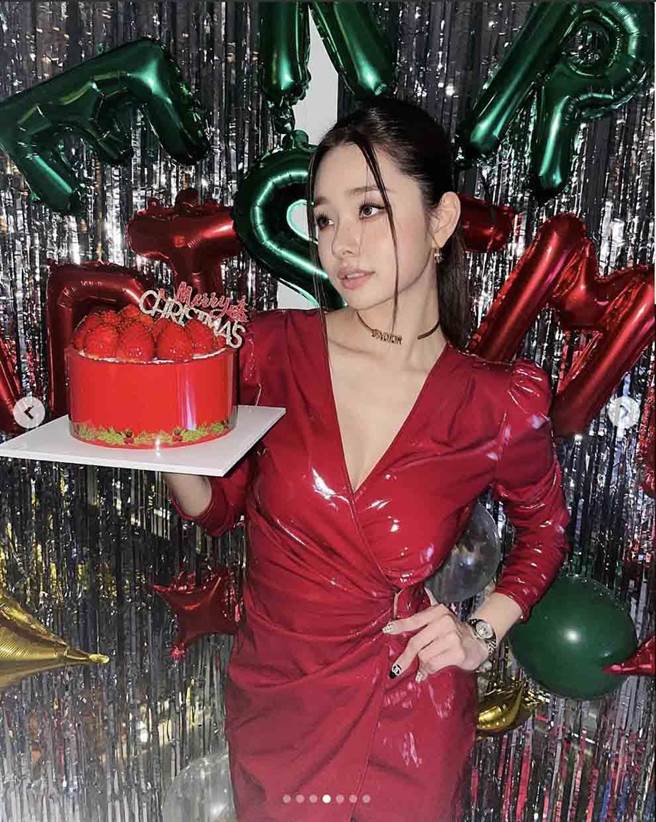 宋智雅以SAINT LAURENT 2020秋冬系列的红色连衣裙，化身耶诞妖精。（翻摄自宋智雅IG）