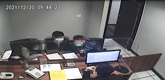 洪姓男子所有坐落三重区大同南路之住宅遭新北分署嘱托地政机关查封后，赶忙委请女儿(中)由亲戚偕同到场办理分期缴纳。（新北分署提供）