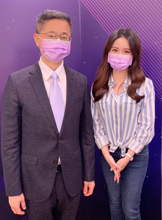 台灣運彩總經理林博泰(左)上時來運轉節目，與主持人尉遲佩玉(右)談運彩眉角。(林勝發攝)